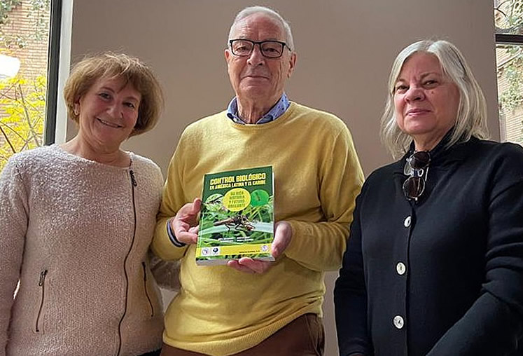 New book handed over by Maria López to to Vanda Bueno and Joop van Lenteren