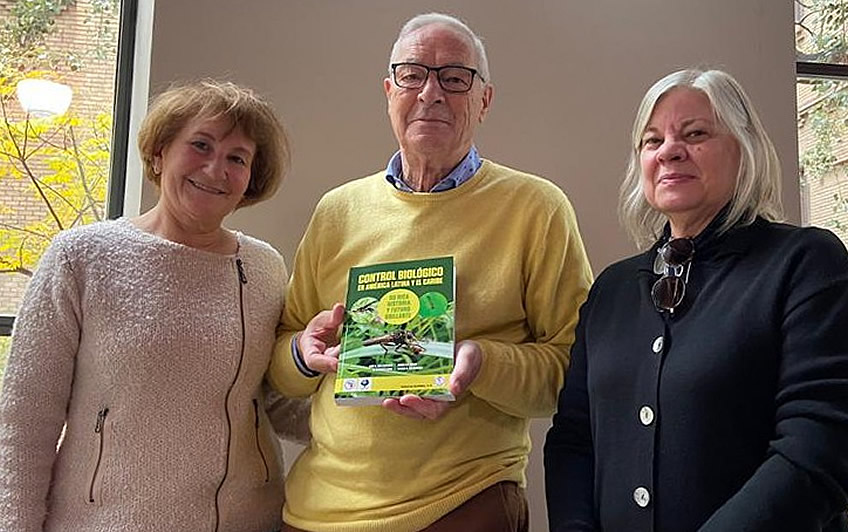 Maria López, the CEO of Editorial Acribia, handed over the first copy of the new book to Vanda Bueno and Joop van Lenteren in Zaragoza (Spain).